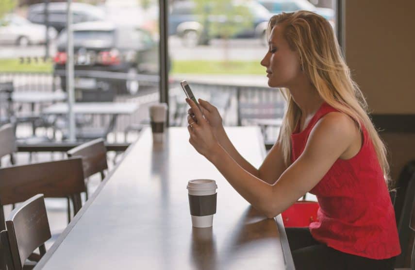 woman on her smartphone using the best apps to make money fast / highest paying apps