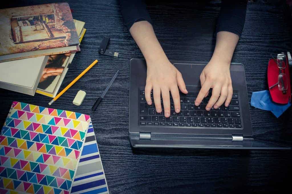 Studente universitario sul portatile alla ricerca di lavori online